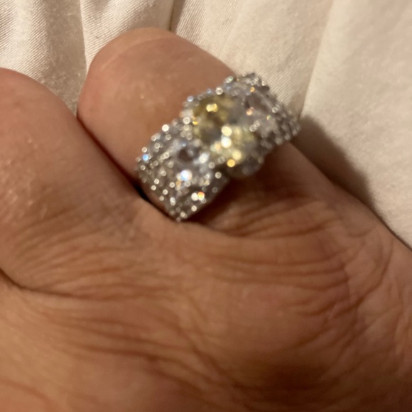 Stunning AAA cubic zirconia with a “yellow diamond” center stone. New. - Picture 2 of 5